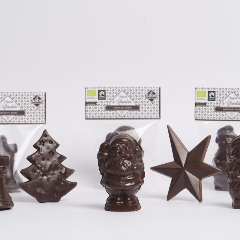 Figuras de navidad de chocolate negro ecológico