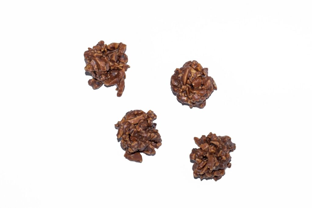 Rocas crujientes de Chocolate con leche BIO con Almendras y Avellanas caramelizadas. Detalle