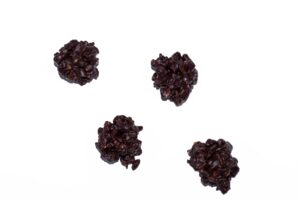 Rocas crujientes de Chocolate Negro BIO con Almendras y Avellanas caramelizadas. Detalle